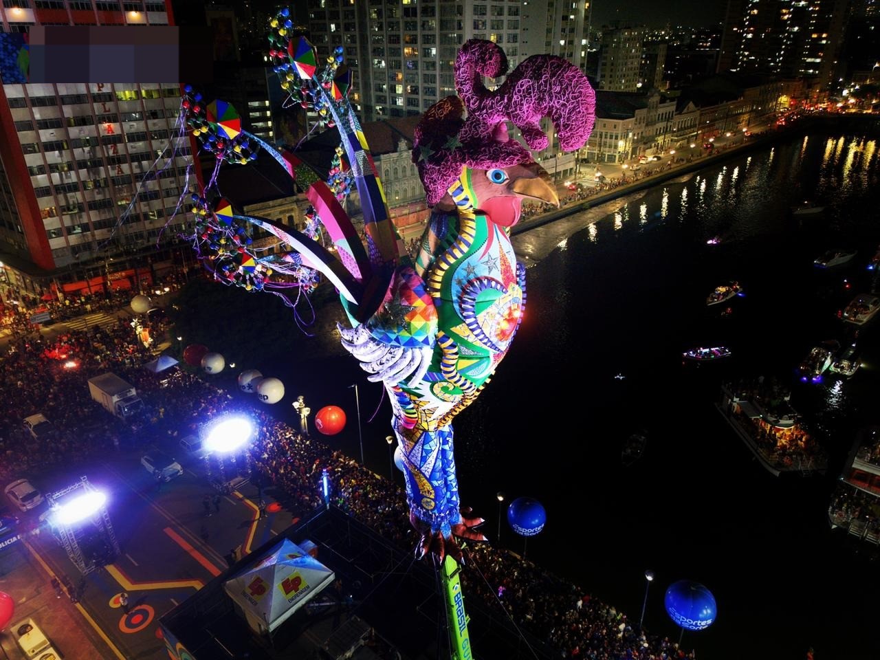 É carnaval! Galo Gigante fica de pé para comandar folia no Recife; VÍDEO