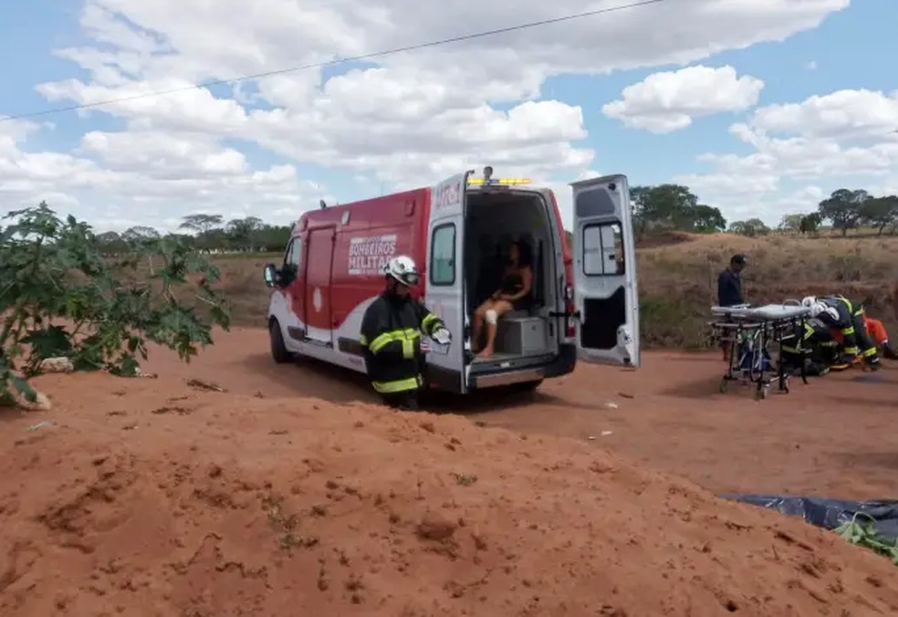 Bombeiros militares socorreram vítimas de acidente na BR-410 — Foto: Calila Notícias