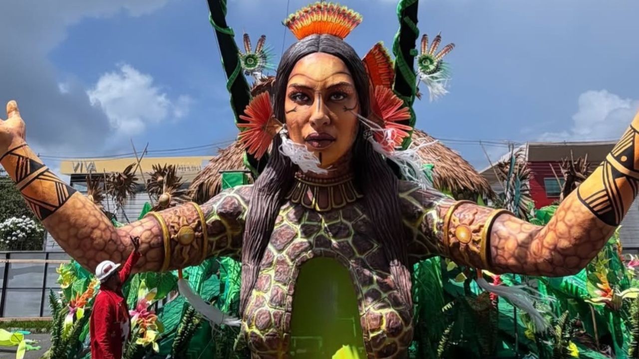 Isabelle Nogueira é surpreendida com homenagem em alegoria do Garantido no Festival de Parintins