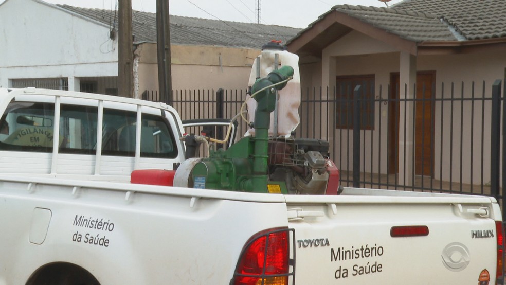 Ministério da Saúde faz fumacê para combater chikungunya em Carazinho, onde há surto da doença — Foto: Reprodução/RBS TV