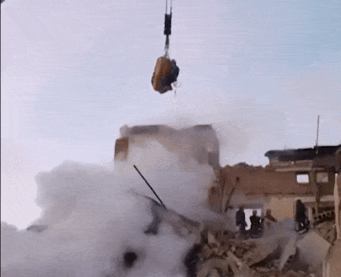 VÍDEO: Homem é resgatado com guindaste após ataque russo contra a Ucrânia