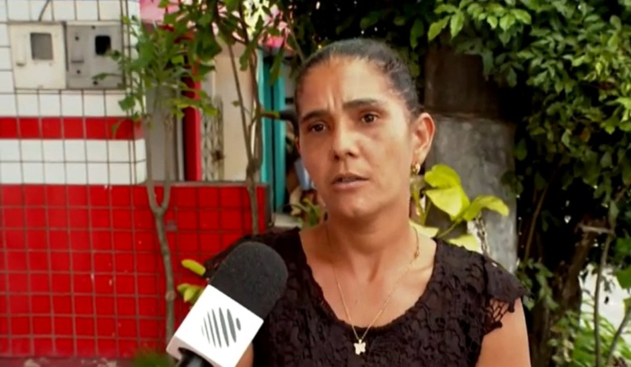 Mulher diz que foi impedida de participar da formatura da filha em escola municipal de Salvador após cobrança de taxa