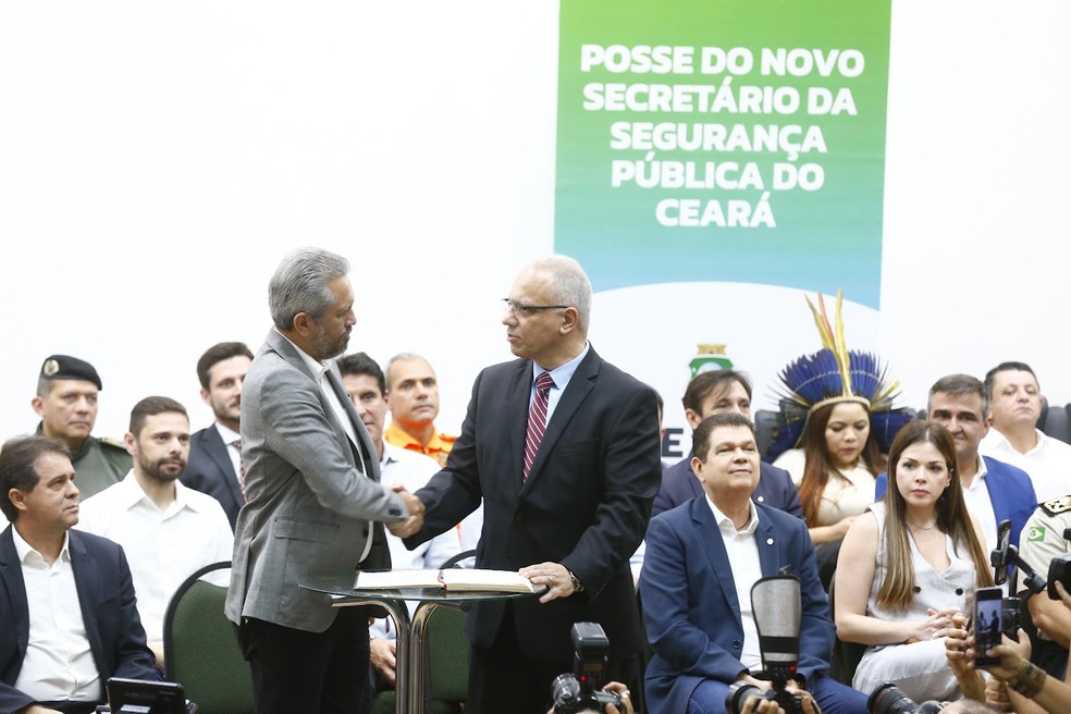 Governador do Ceará, Elmano de Freitas, e o novo secretário da Segurança Pública, Roberto Sá. — Foto: Thiago Gaspar/Governo do Ceará/Reprodução