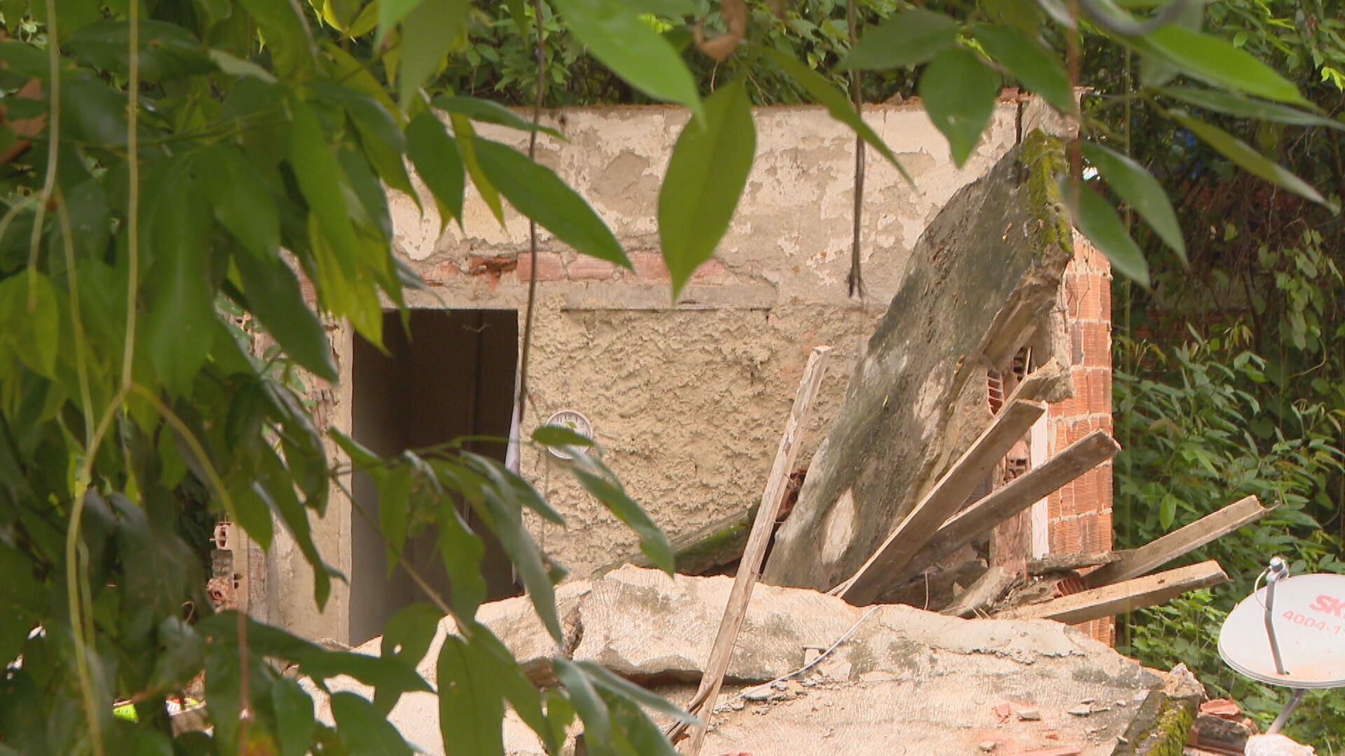 Mulher resgatada após desabamento em Caxias está em estado gravíssimo; filha e companheiro morreram