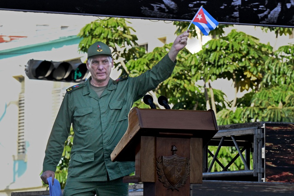Miguel Díaz-Canel, presidente de Cuba, diz estar pronto para defender o país dos Estados Unidos durante o 65º aniversário da vitória da invasão na Baía dos Porcos — Foto: ADALBERTO ROQUE / AFP