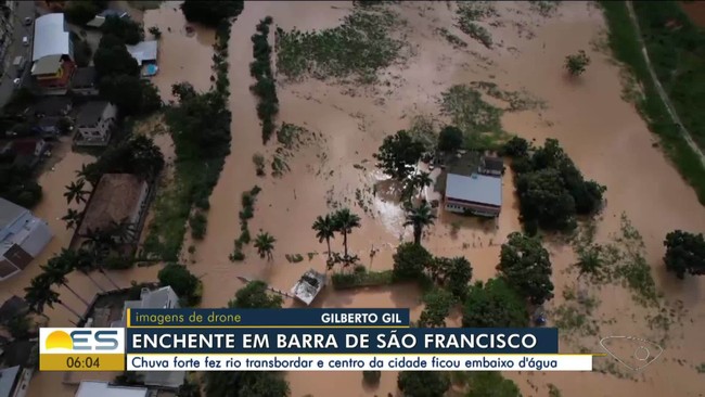 Chuva forte transborda rio e centro de Barra de São Francisco fica embaixo d'água
