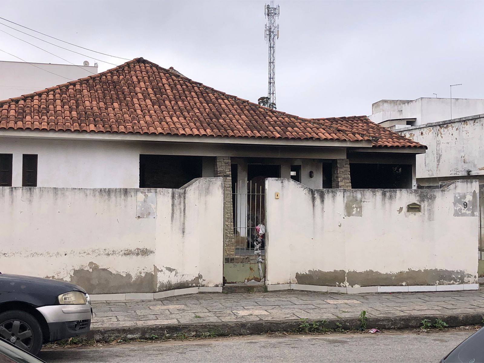 Incêndio atinge casa no bairro Turf Club, em Campos