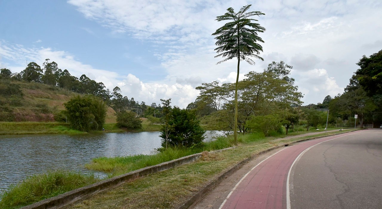 Homem morre afogado em lago de parque em Jundiaí
