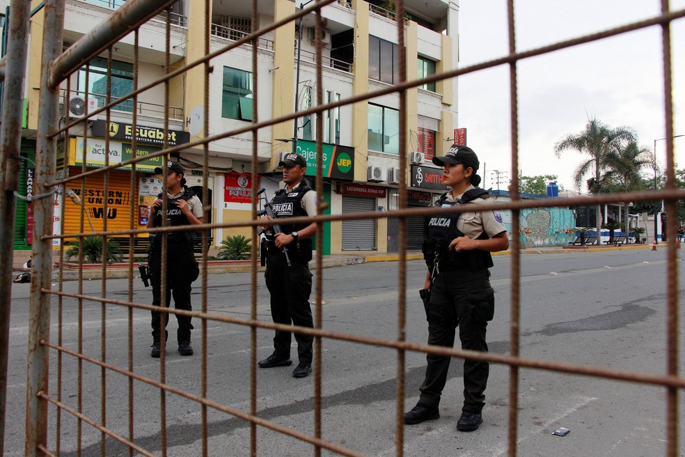 Policiais fazem linha de bloqueio em Huaquillas, no Equador, perto da fronteira com o Peru, no dia 10 de janeiro de 2024 — Foto: Ralph Zapata/Reuters