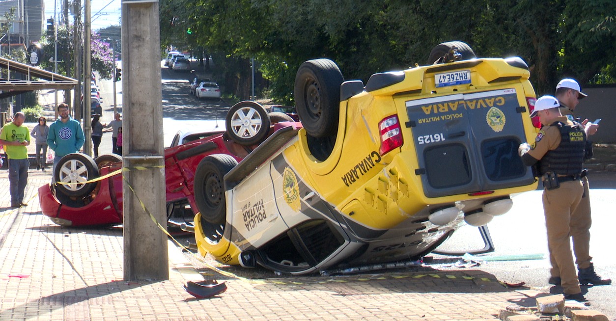 FOTO: Carro acerta viatura que estava seguia para atender emergência, em Cascavel