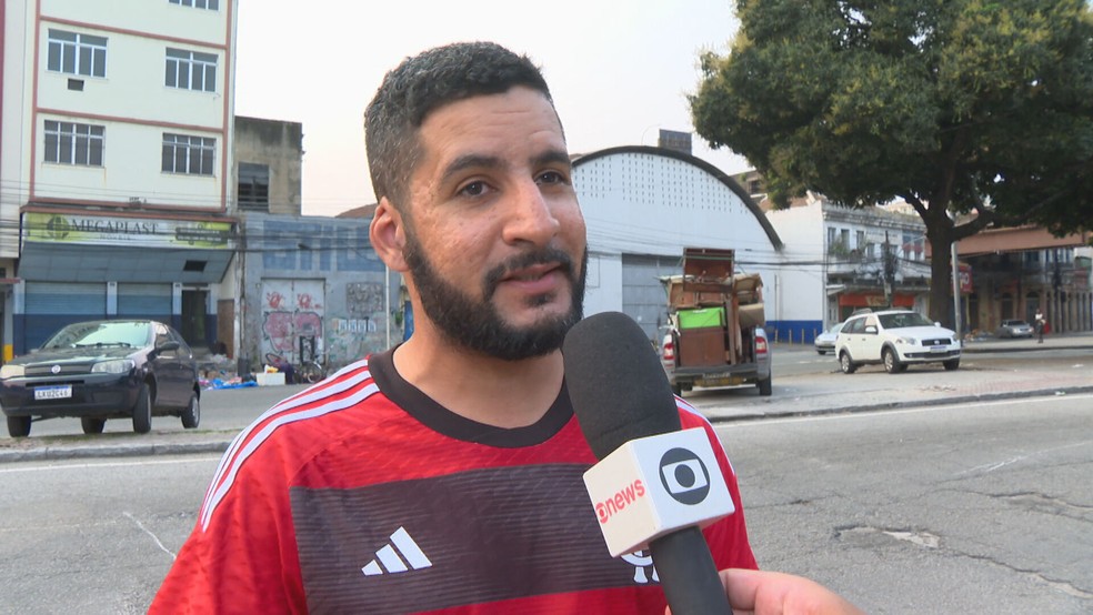 O mototaxista Diego Mendes, que salvou o menino Davi após um acidente de ônibus — Foto: Reprodução/TV Globo