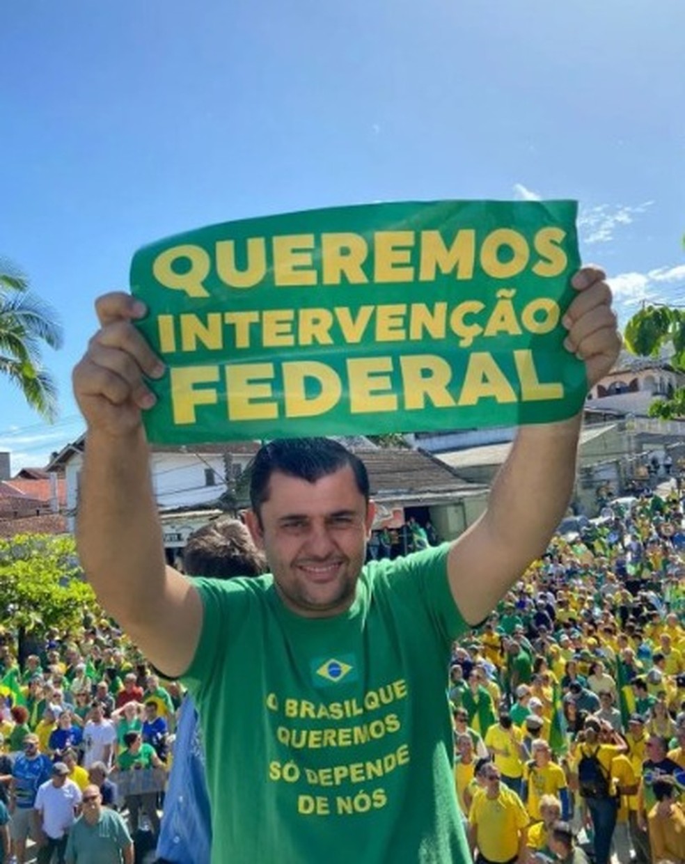 Pastor publicou imagem em 2 de novembro de 2020. Ele segura uma placa escrita 'Queremos intervenção federal' — Foto: Reprodução/Redes Sociais