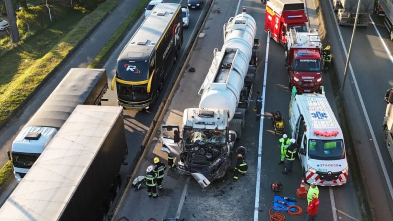 Acidente entre caminhões interdita BR-101 por 1 hora em SC