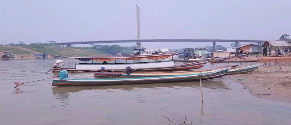 Barqueiros e pequenas empresas de transporte fluvial suspendem operações devido ao baixo nível de rio no AC: 'Estamos encalhando'