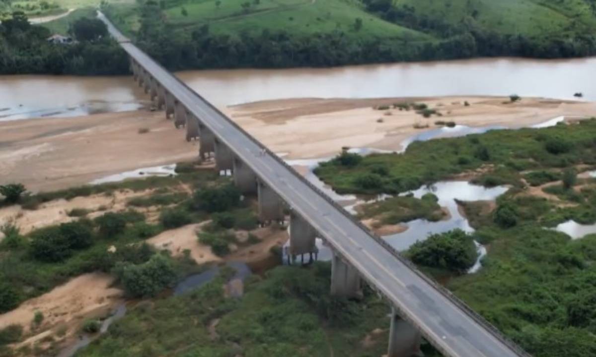 DNIT cita descumprimento de regras e volta a restringir passagem pela ponte sobre o Rio Jequitinhonha 