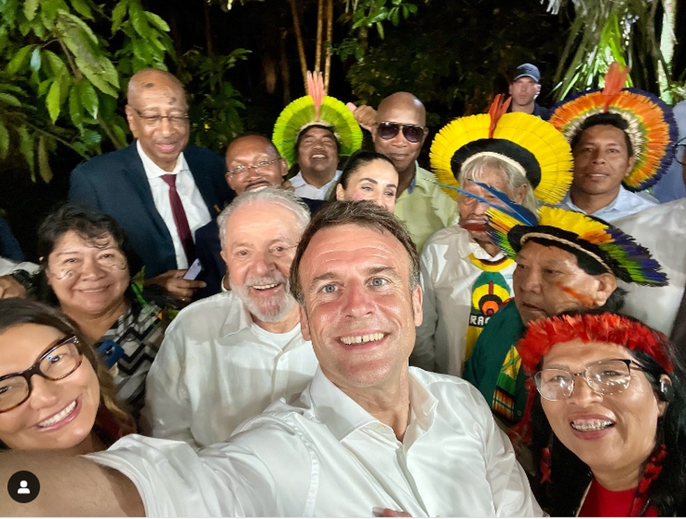 Selfie dos presidentes Emmanuel Macron (França) e Lula (Brasil) com lideranças indígenas na Amazônia — Foto: Instagram/Reprodução