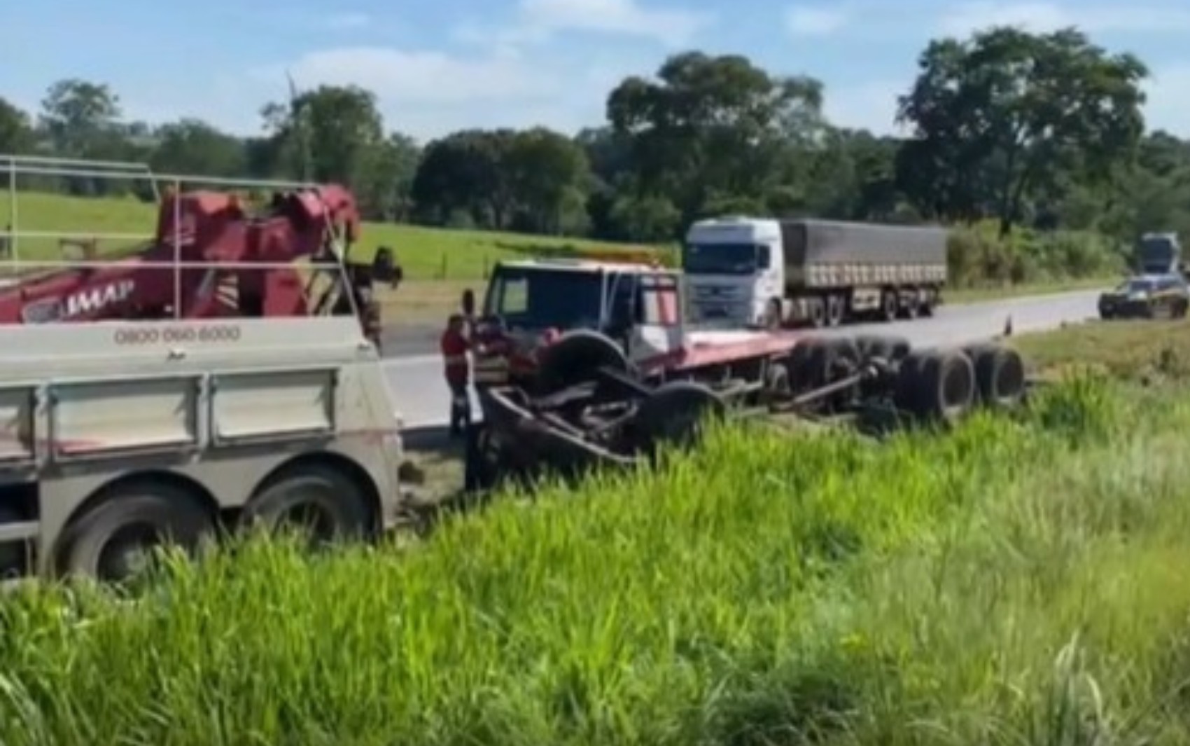 Caminhoneiro e passageiro morrem após caminhão tombar na BR-153; vídeo