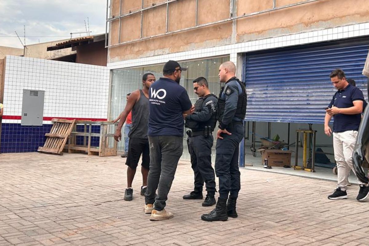 Homem morre prensado por placas de MDF em caminhão em Campo Grande