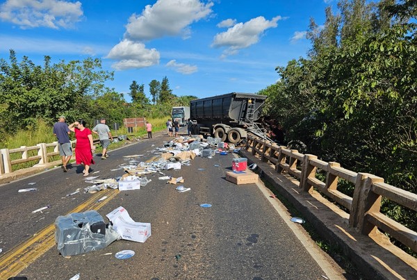 Acidente na BR-153 em Frutal envolveu carreta e dois caminhes na tarde deste sbado (17)  Foto: Redes sociais/Reproduo