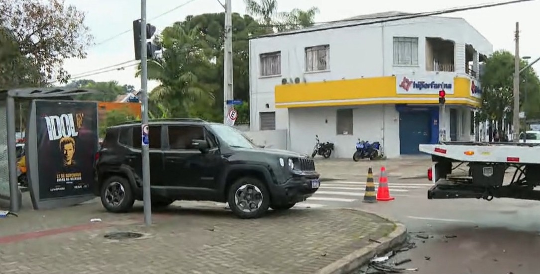 Mulher foge de companheiro, fura sinal e provoca acidente em cruzamento de Curitiba