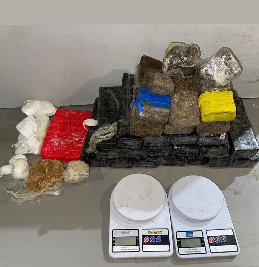 27kg de drogas foram encontrados em barril enterrado em Ilhéus, no sul da BA — Foto: Divulgação: SSP/BA