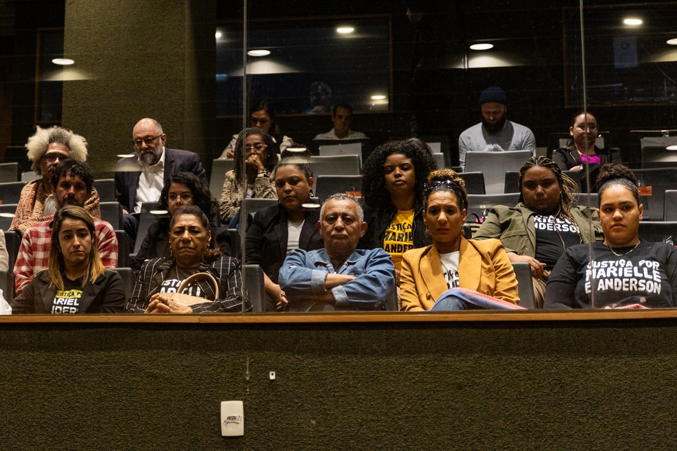 Fam�lia de Marielle e Anderson assistem o segundo dia de j�ri de Lessa e Queiroz � Foto: Brunno Dantas/TJRJ