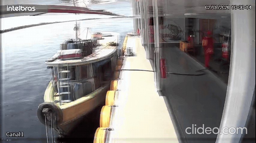 Homem corre entre chamas e mulher pula em rio após explosão de barco em posto flutuante no Amazonas; VÍDEO