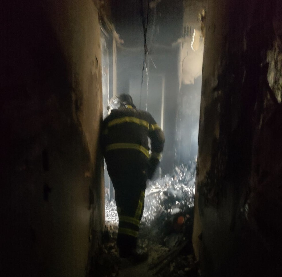Corredor do apartamento onde a atriz Maísa Silva quando houve um incêndio no Recife — Foto: Divulgação/Corpo de Bombeiros