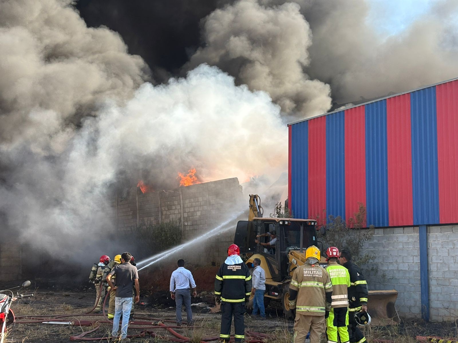 Incêndio atinge fábrica de plásticos às margens da Fernão Dias