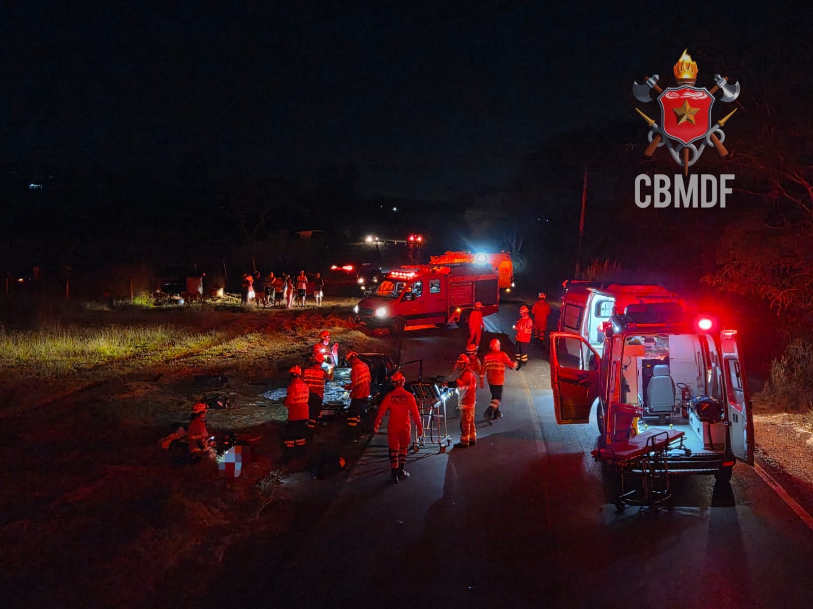 Acidente entre carro e moto deixa 2 mortos e 1 ferido na DF-250