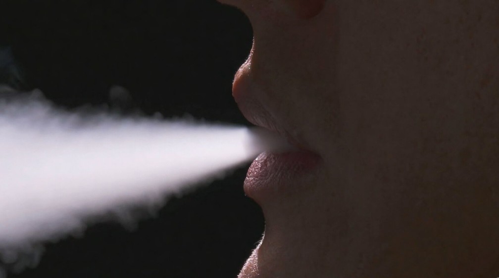 Proibido no Brasil desde 2009, cigarro eletrônico ainda é facilmente  encontrado e preocupa médicos | Jornal Hoje | G1