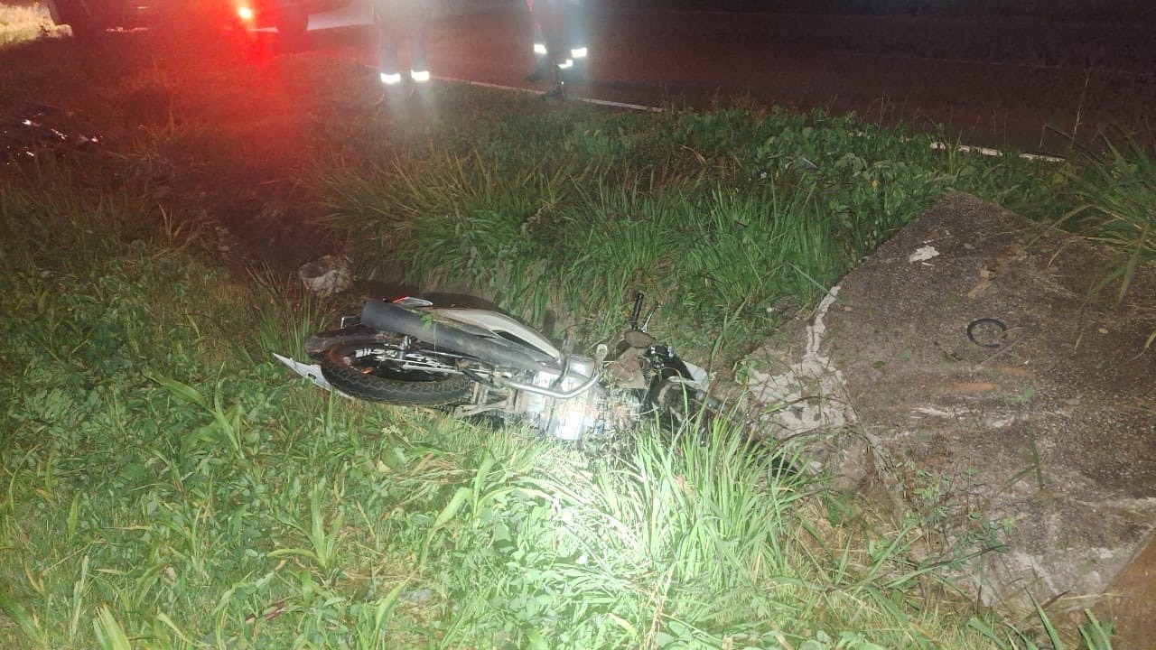 Motociclista morre ao bater em placa de sinalização e cair em vala na BR-262, em Nova Serrana