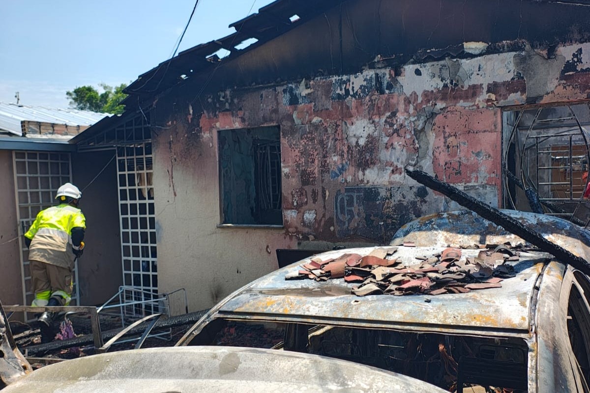 Incêndio destrói casa e deixa homem ferido no bairro Nova Cidade, em Manaus