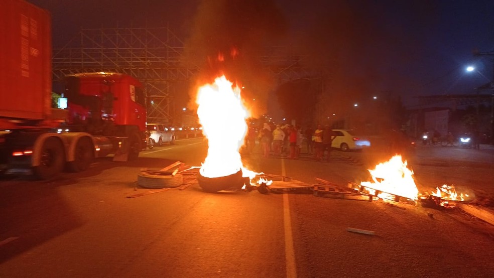 O órgão disse que realizou negociação com os manifestantes para liberação parcial da rodovia — Foto: Reprodução