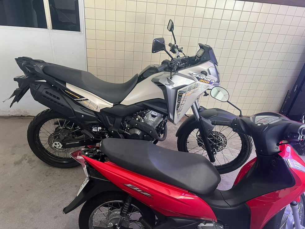 Com o suspeito foram apreendidas duas motocicletas com registro de roubo e uma pistola