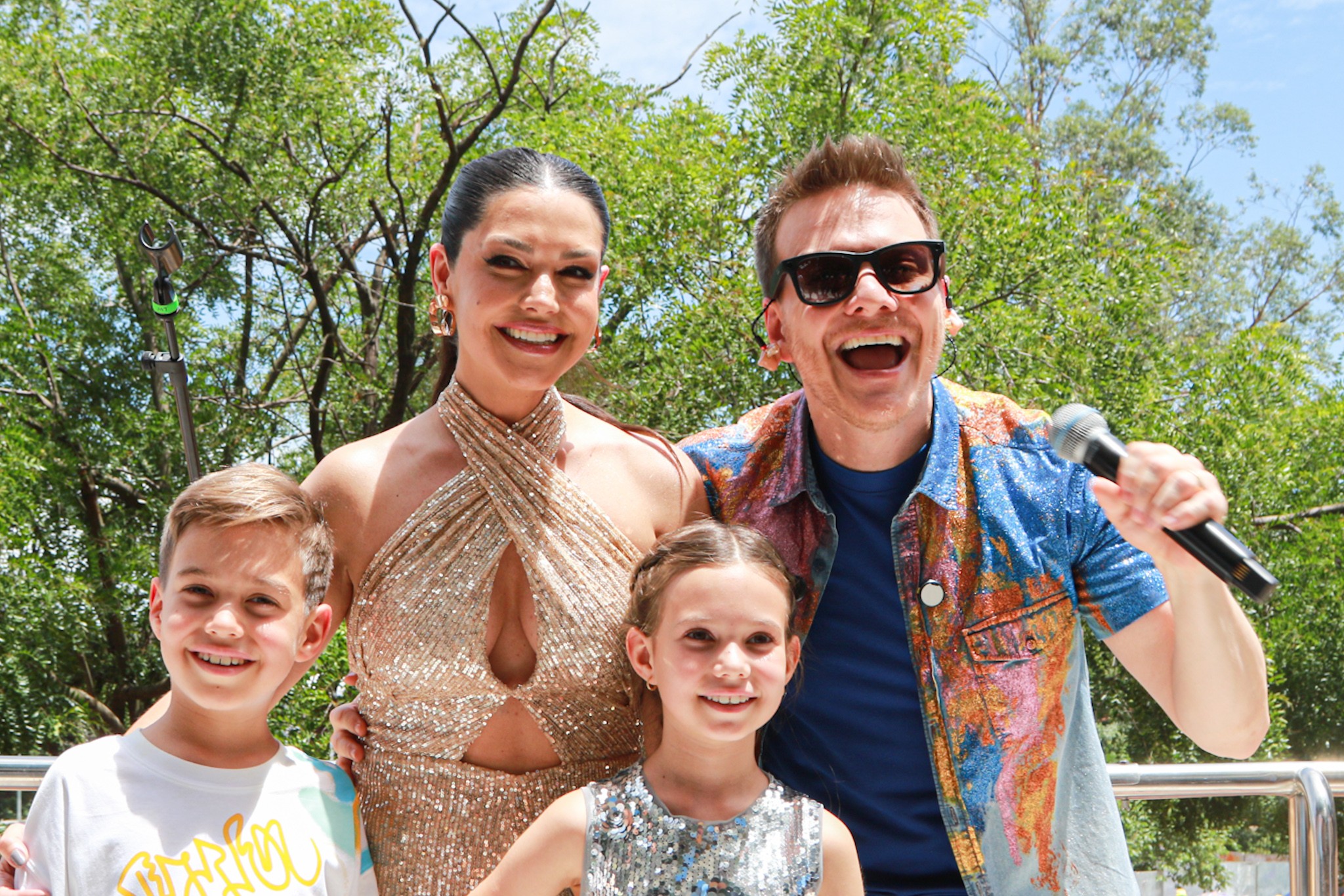 Michel Teló leva Thaís Fersoza e filhos para bloco em São Paulo; veja fotos