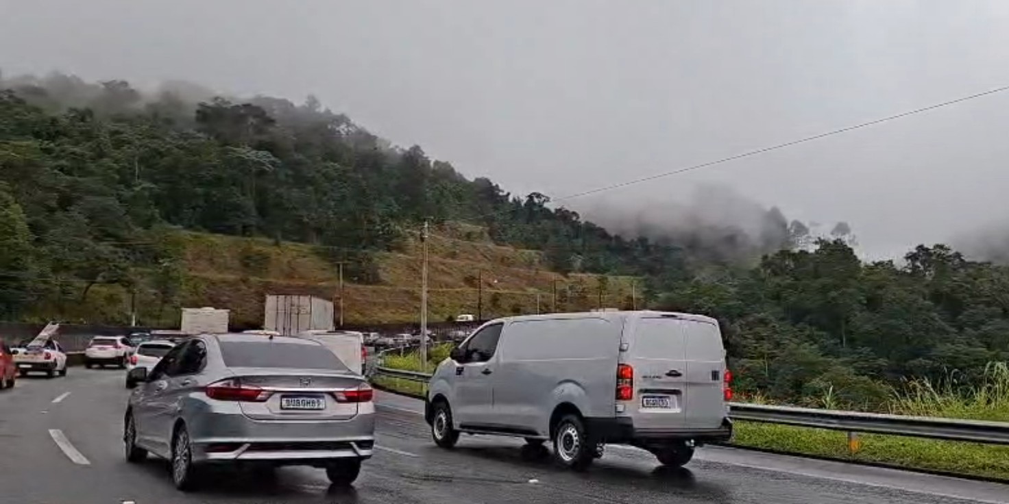 Acidente causa 3 km de congestionamento na Mogi-Dutra nesta segunda-feira