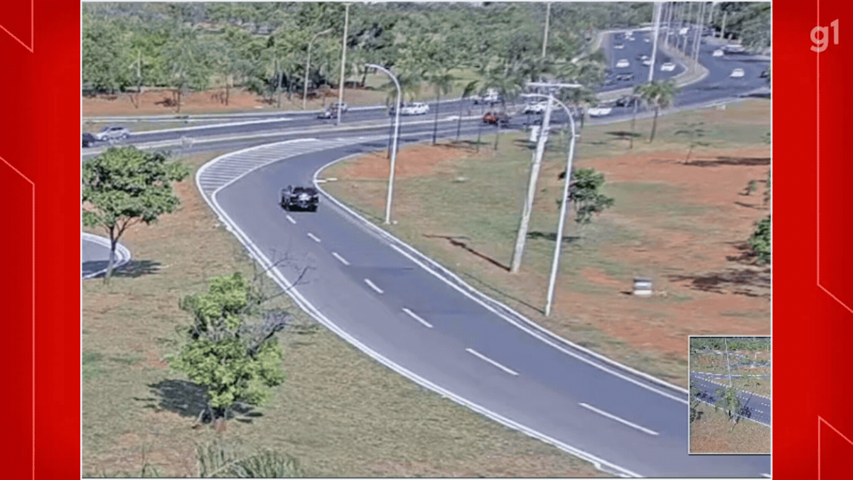 Motorista de aplicativo perde controle do carro e derruba poste no Lago Sul; veja VÍDEO