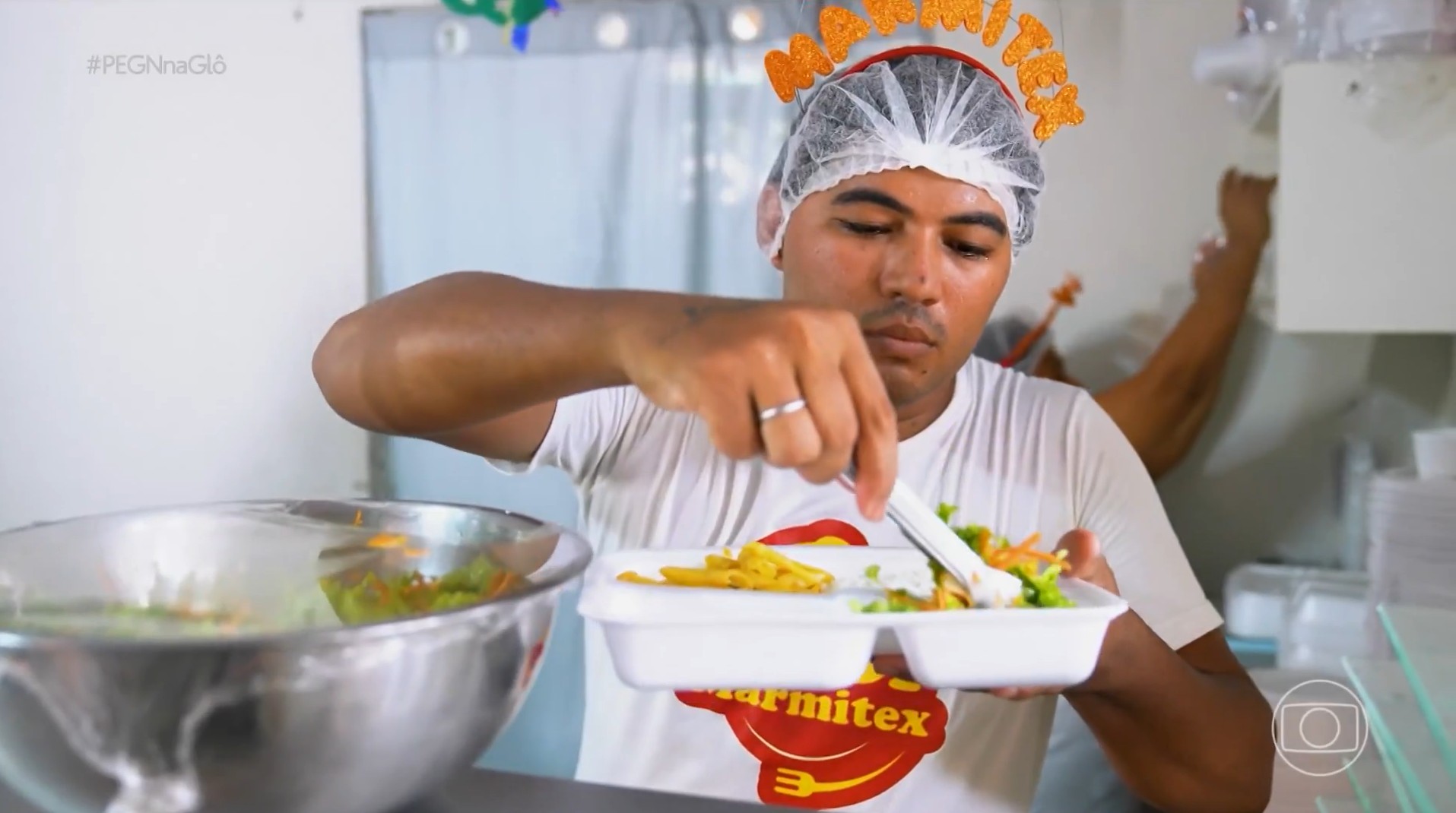 Em vez de fechar, restaurante troca marmitas por espetinhos para aproveitar movimento do Carnaval