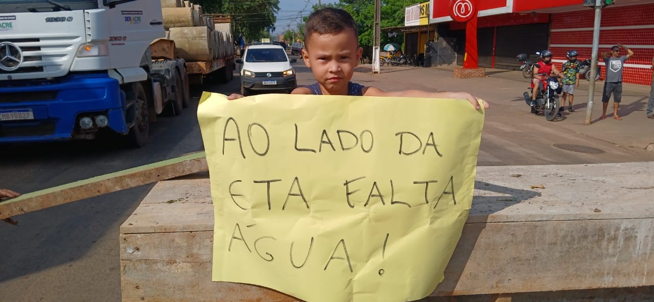 Moradores bloqueiam trânsito em protesto contra falta de água na Baixada da Sobral, em Rio Branco