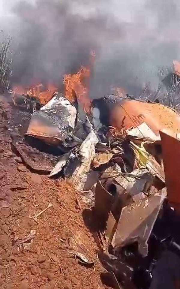 Destroços de avião da AFA que caiu na zona rural de Pirassununga — Foto: Arquivo pessoal