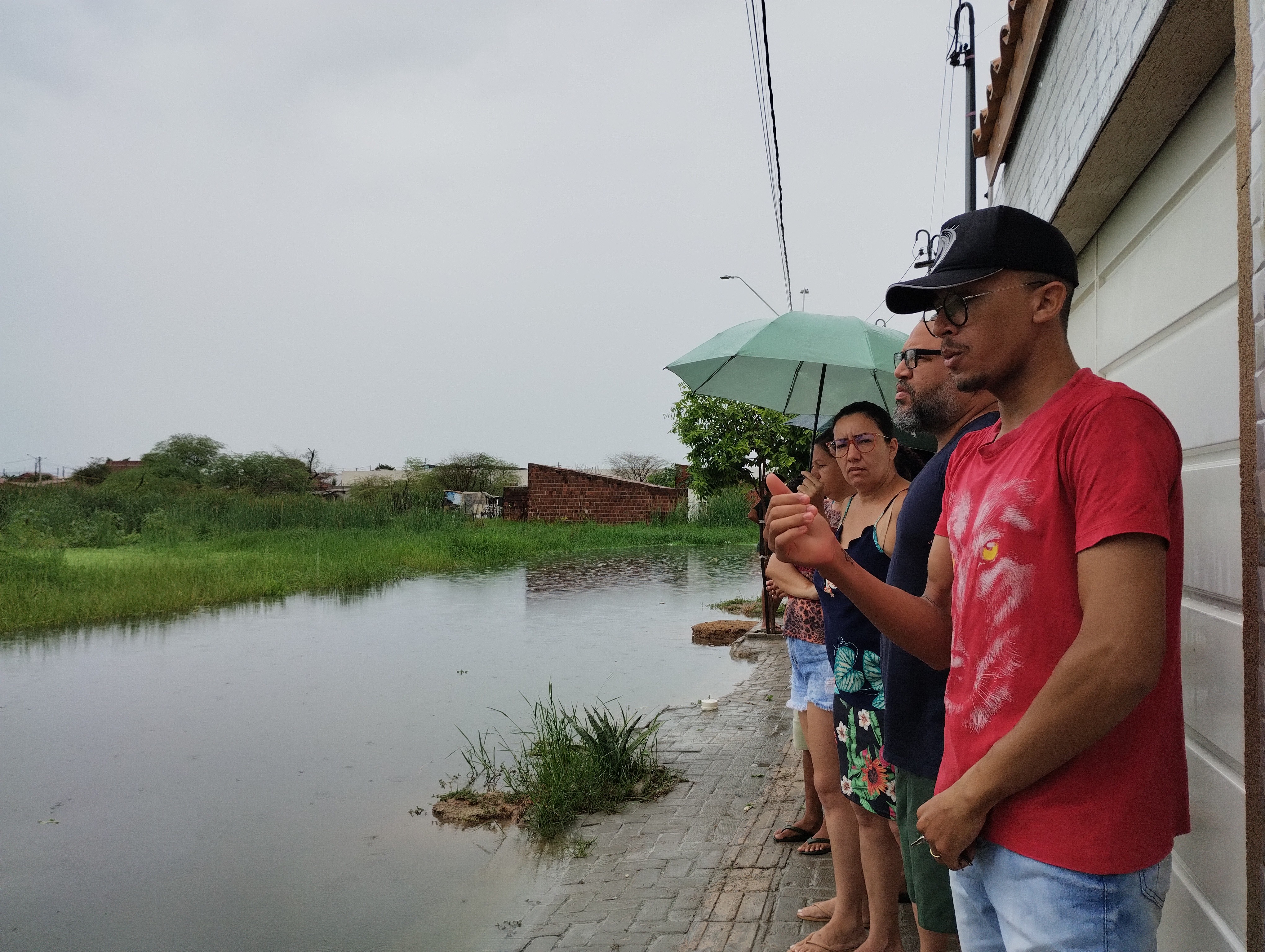 Água suja e lama: moradores do bairro Dom Avelar sofrem com problemas em dia chuvoso em Petrolina