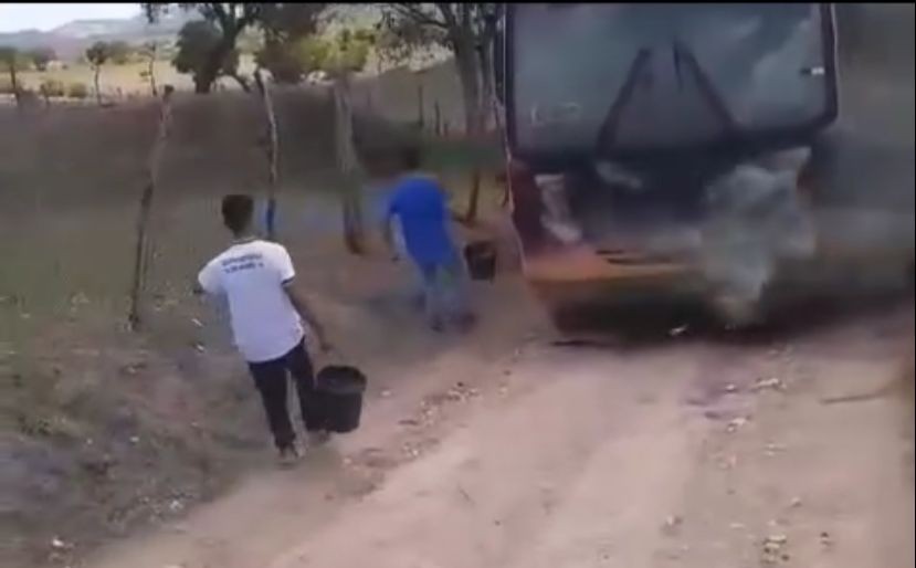 Ônibus escolar pega fogo em São José da Tapera, AL, e alunos tentam apagar chamas com baldes d'água