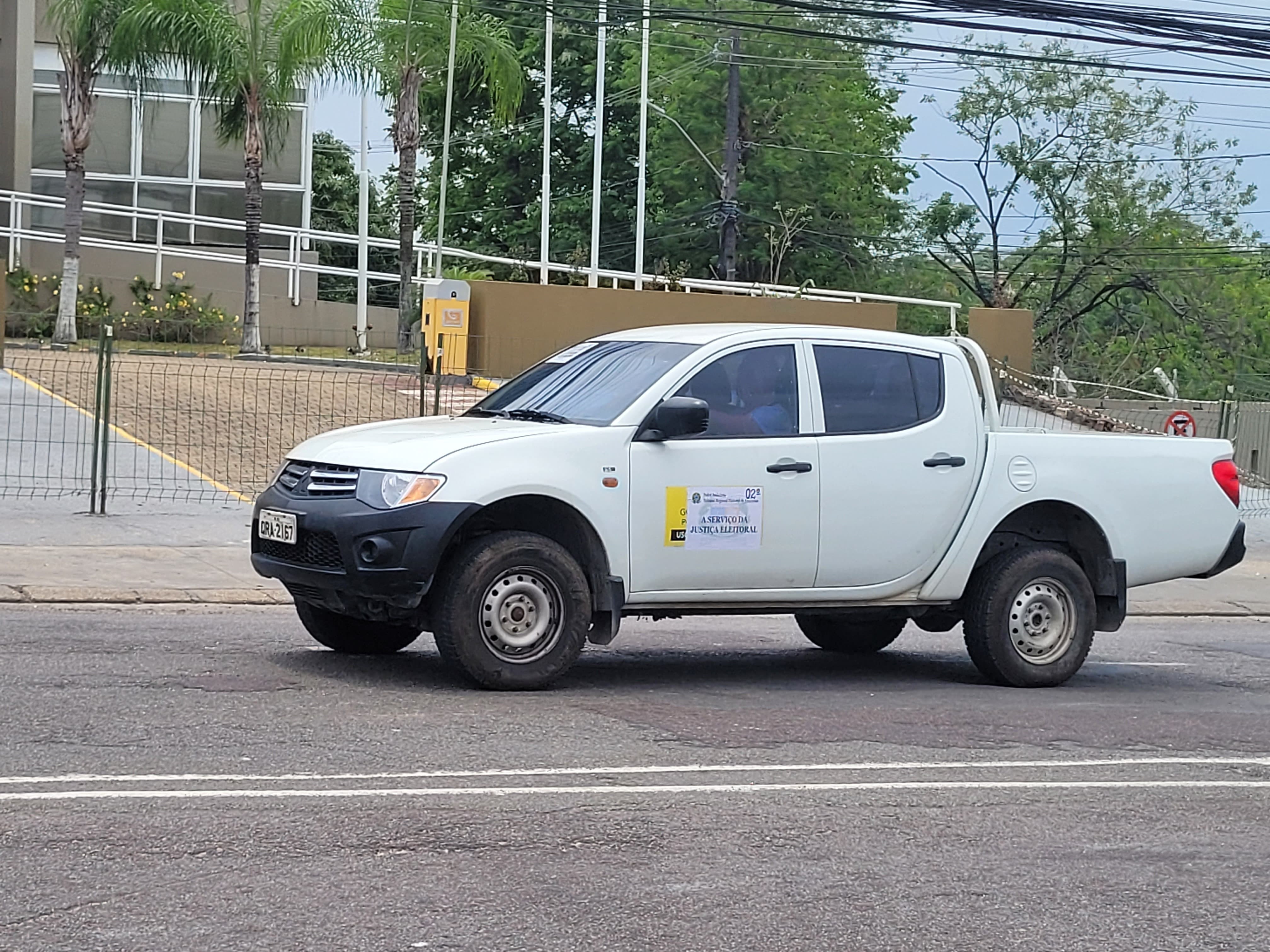 Homem é levado à delegacia após supostamente fotografar urna eletrônica em seção de Manaus