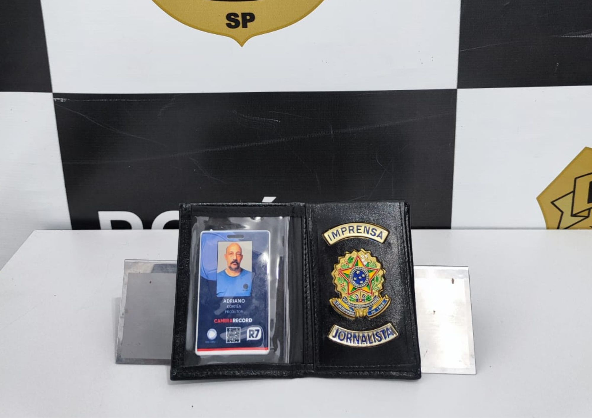 Falso jornalista é preso por usar crachá de TV e tentar extorquir comércios em SP