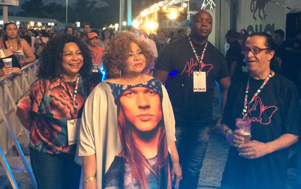 Alcione usa roupa estampada com o rosto de Axl Rose, vocalista do Guns N' Roses — Foto: José Raphael Berrêdo/G1