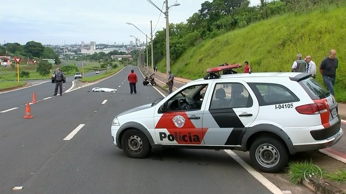 Homem Morre Ao Ser Atropelado Por Carro E é Arremessado Em Avenida De