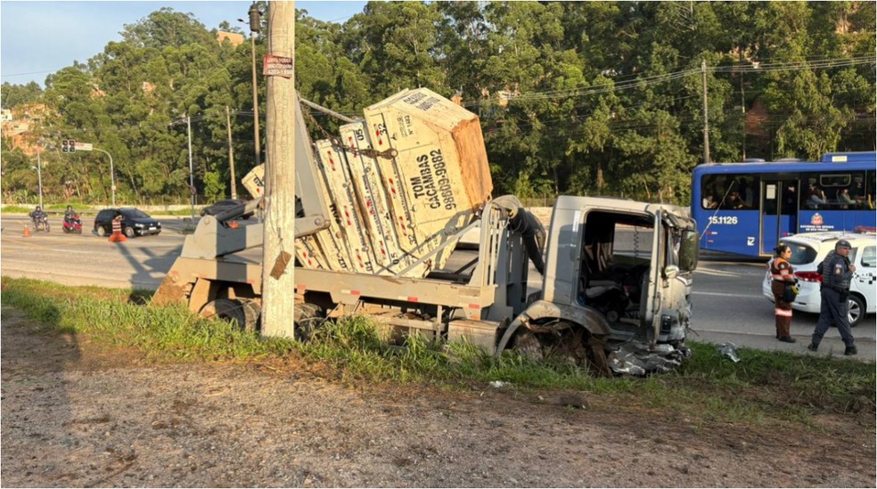 Acidente entre carro e caminhão carregando caçambas de entulho deixa 4 mortos em Taboão da Serra, na Grande SP — Foto: Ana Coutinho/TV Globo
