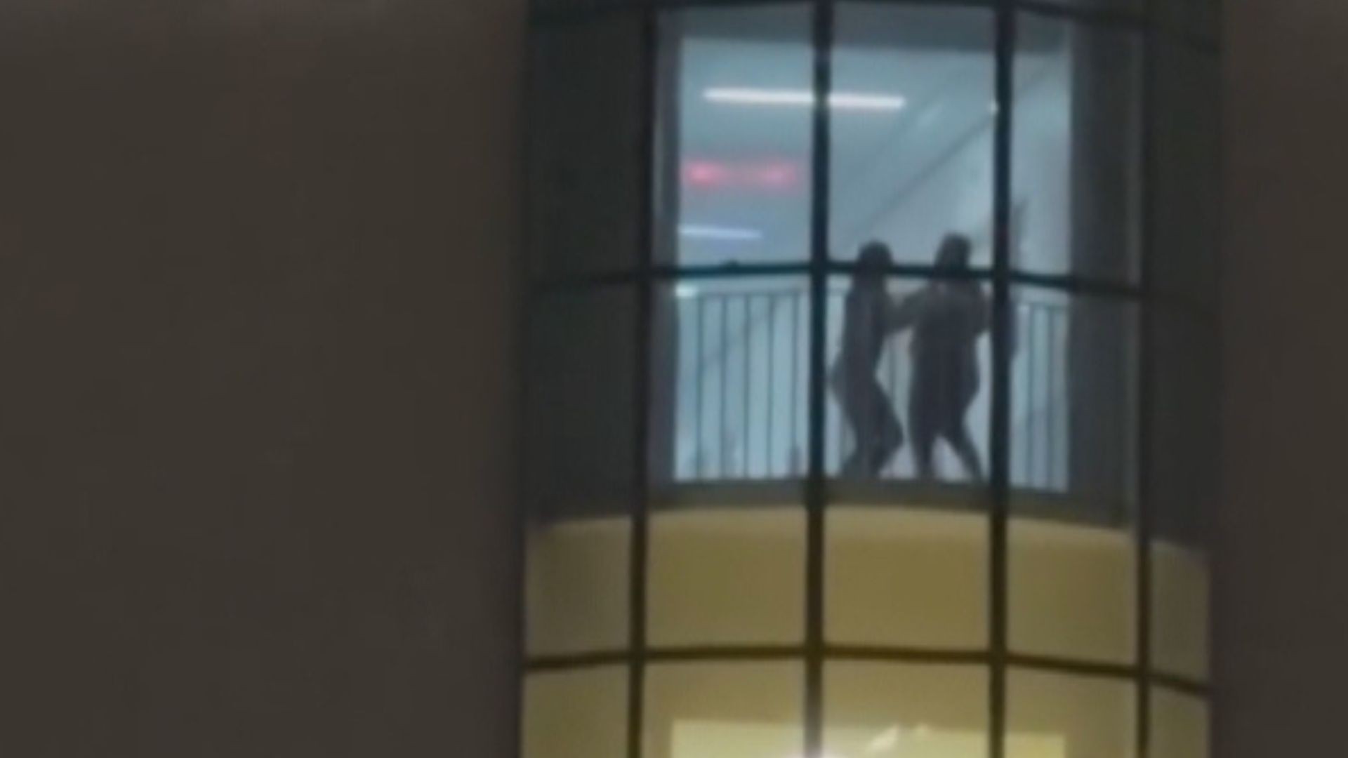 'A gente achou conforto na fé', diz menina que viralizou após voltar a andar e comemorar dançando com a mãe em hospital do RS