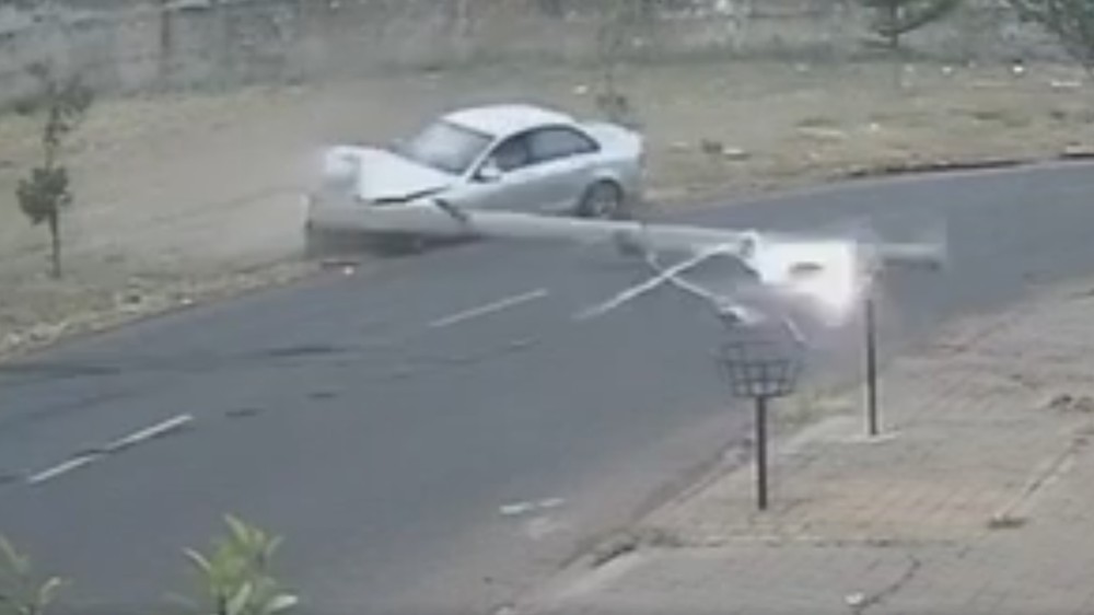 Carro atinge poste e derruba estrutura no Bairro Novo Mundo, em Uberlândia